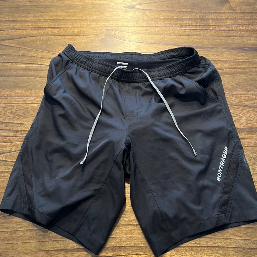 Bontrager cycling shorts mens size L black with padding and pockets